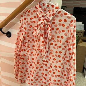 Emerson Fry XXS blouse
With optional tie
Fun smooch design!